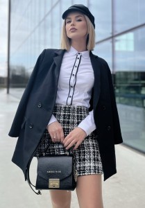 Elegancka biała koszula damska z czarnymi wykończeniami Nina